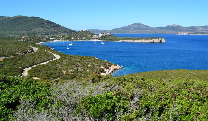 In Sardinien gibt es viele naturnahe unverbaute Küsten.