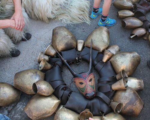 In besonders reiner Form haben sich die Traditionen  des Karnevals (sardisch: Karrasecare) im Herzen Sardiniens erhalten, in den Bergdörfern der Barbagia.