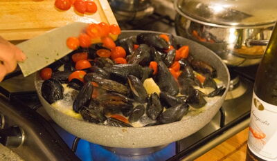 Eine dritte Variante dieses Rezept arbeitet mit Tomaten und Weißwein. Auch das schmeckt sehr gut, birgt aber die Gefahr, mit der Tomate das Muschelaroma zu übertünchen.