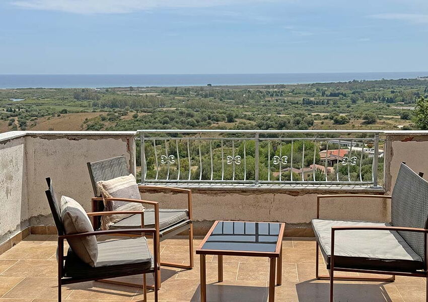 Mediterranes Anwesen mit 4 Wohneinheiten, Meer- Panoramablick & eingespielte Ferienvermietung