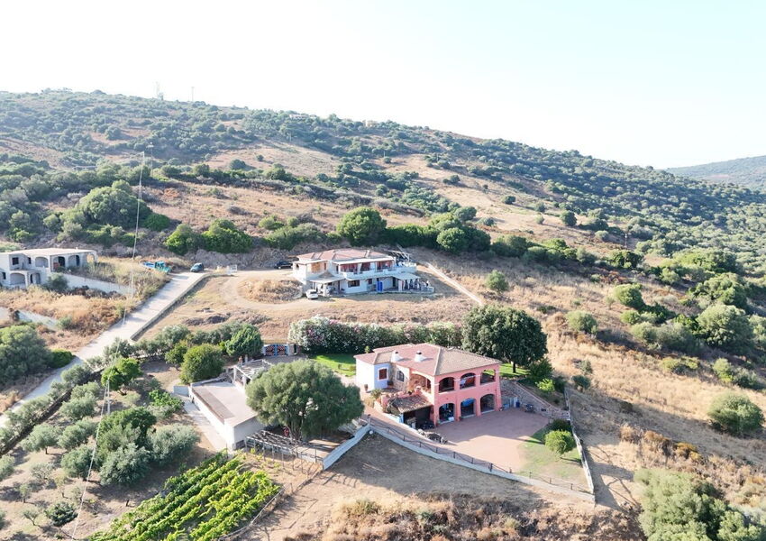 Mediterranes Anwesen mit 4 Wohneinheiten, Meer- Panoramablick & eingespielte Ferienvermietung