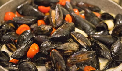 Eine dritte Variante dieses Rezept arbeitet mit Tomaten und Weißwein. Auch das schmeckt sehr gut, birgt aber die Gefahr, mit der Tomate das Muschelaroma zu übertünchen.