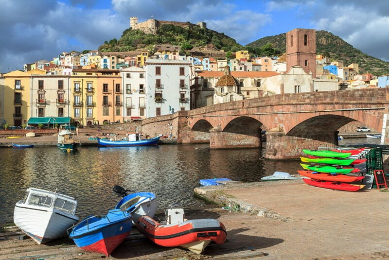 Die malerische Altstadt spiegelt sich im Wasser des Temo, des einzigen schiffbaren Flusses in Sardinien.