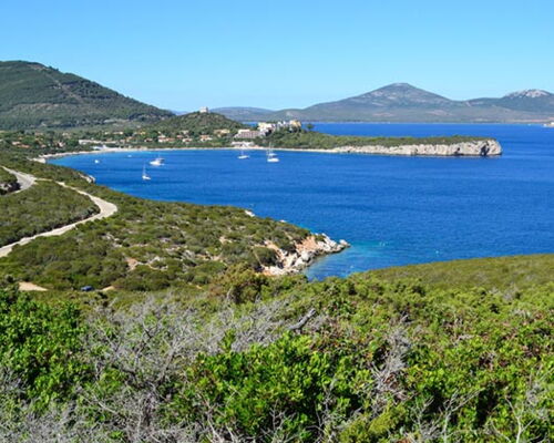In Sardinien gibt es viele naturnahe unverbaute Küsten.