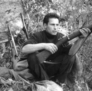 Graziano Mesina mit Gewehr
