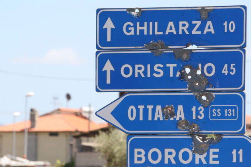 Strassenschilder in Sardinien