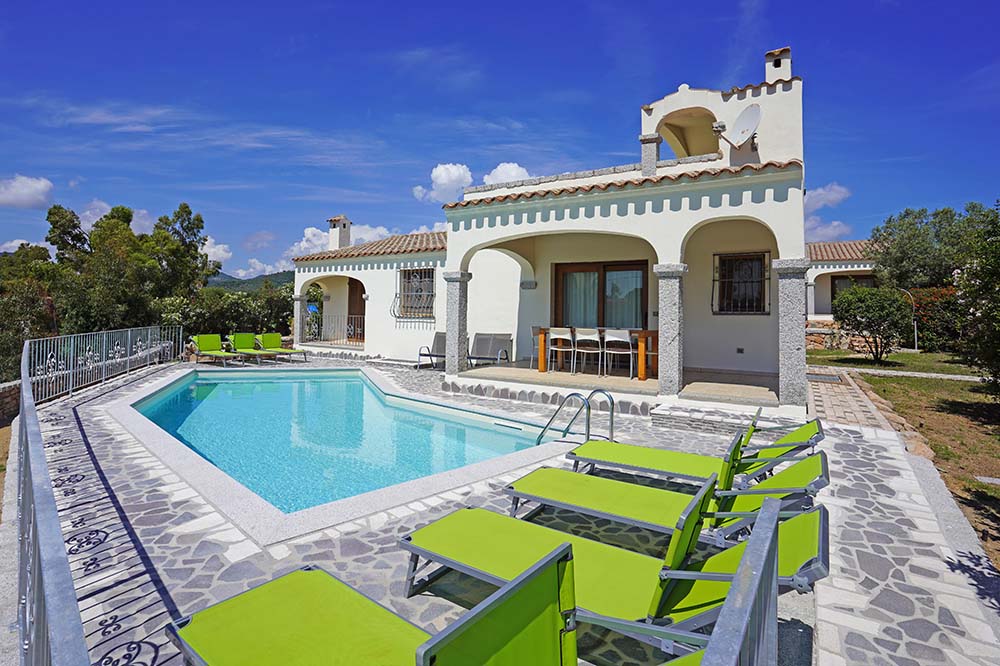 Blick über den Pool auf eine Ferienhausvilla in Budoni